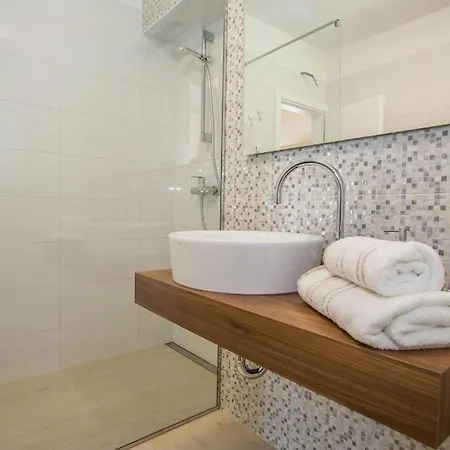 Nonina Hiza * Porec