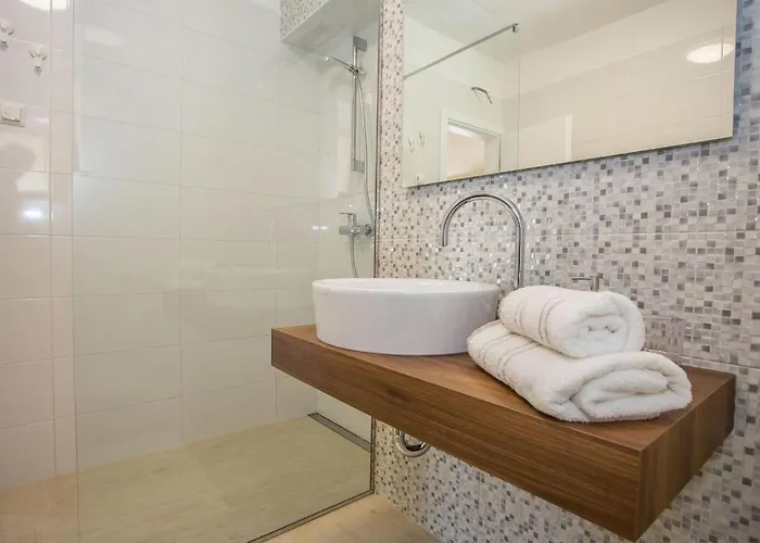 Nonina Hiza * Poreč